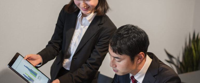 business-people-working-with-ipad-high-angle (4)