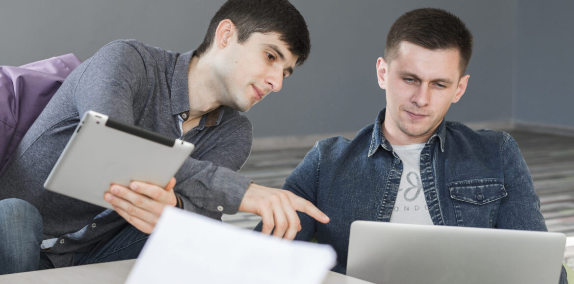 group-people-with-laptops group-people-with-laptops